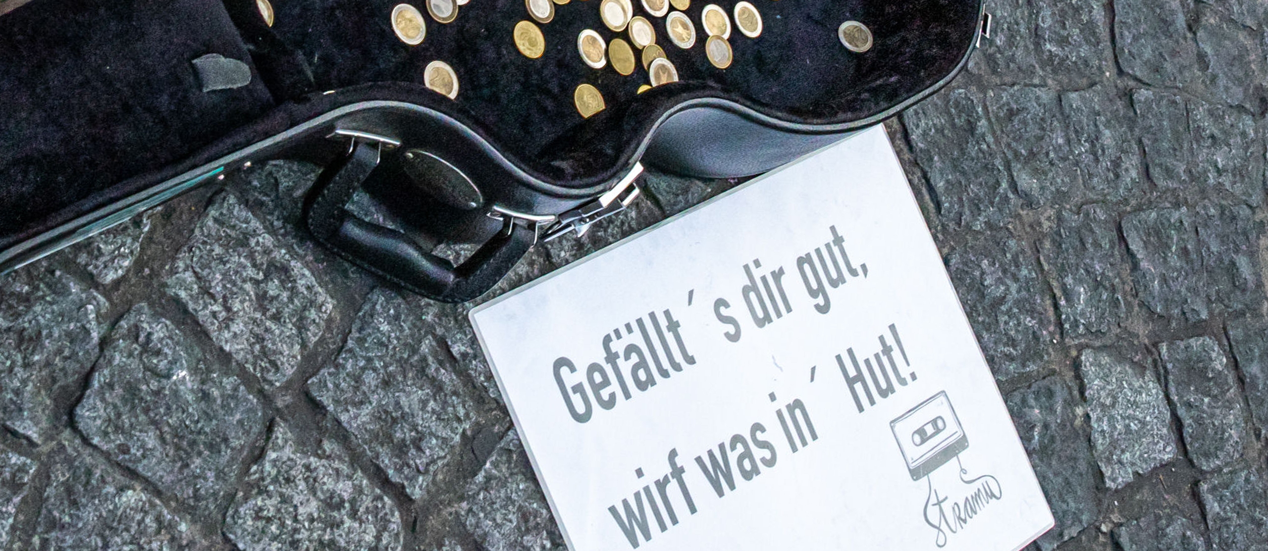 Gitarrenkoffer mit Geld - Gefällts dir gut, wirf was in Hut!